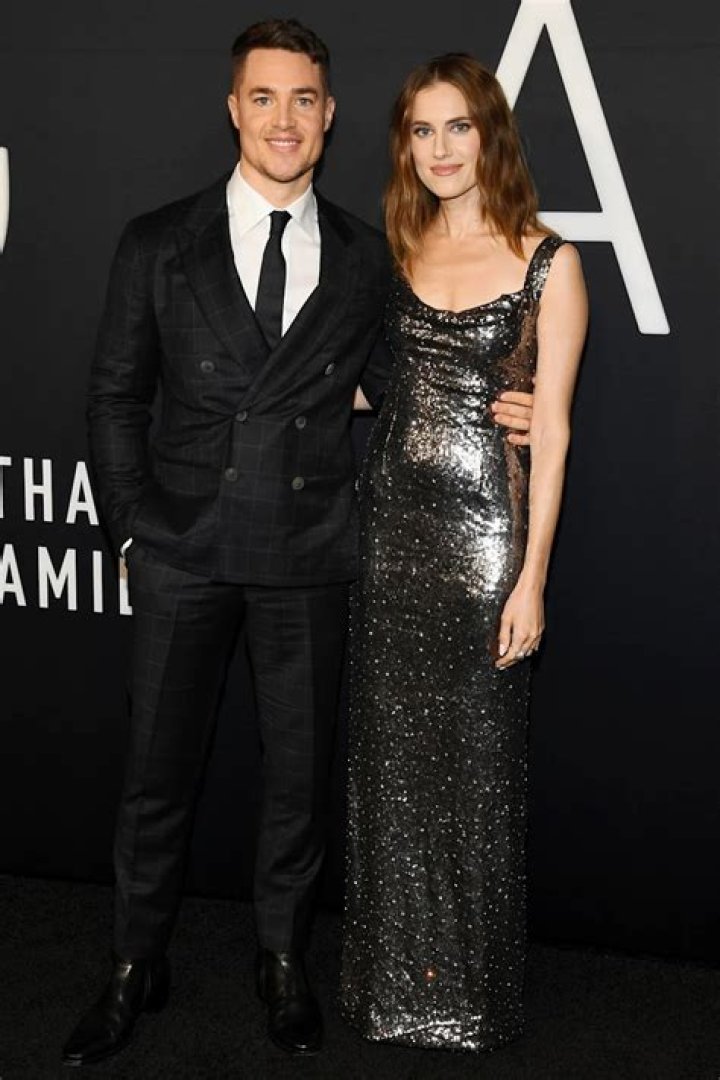 
Allison Williams and Alexander Dreymon Make First Red Carpet Appearance After 3 Years Dating 