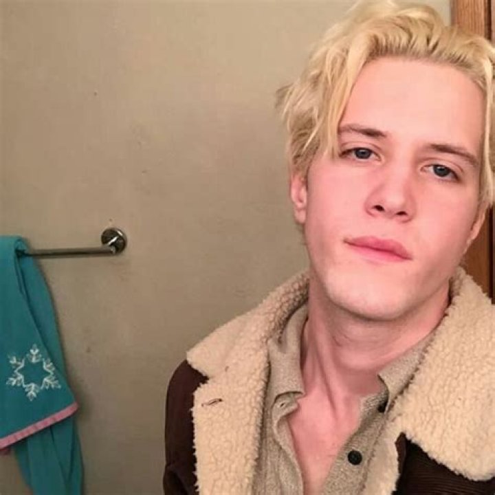 
Charlie Hill Grant Height, Weight, Net Worth, Age, Birthday, Wikipedia, Who, Nationality, Biography 
