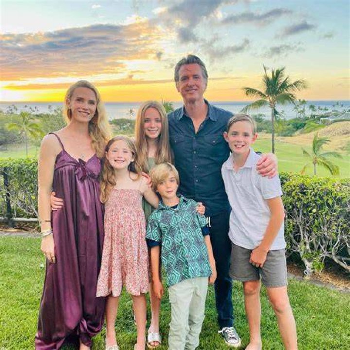 Greg Hill is Married to Wife: Jennifer Hill. Kids: Gregory, Julia.