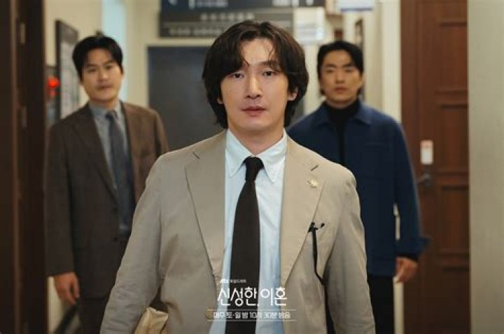 
New stills of Divorce Attorney Shin featuring Cho Seung-woo in new light 