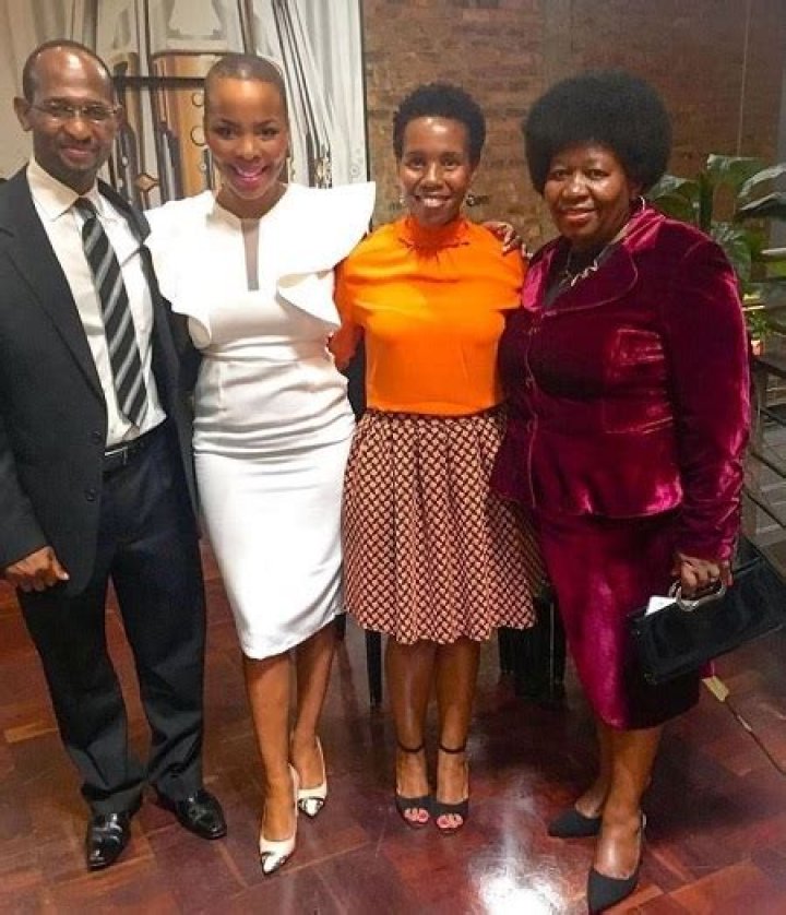 
Sibongile Khumalo Height, Weight, Net Worth, Age, Birthday, Wikipedia, Who, Instagram, Biography 