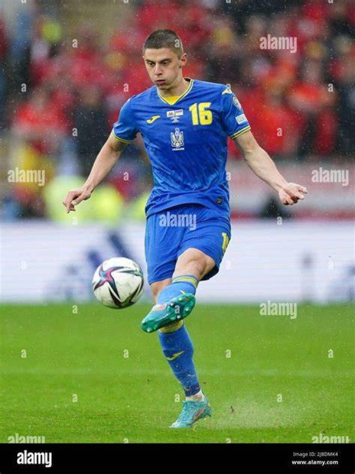 
Vitaliy Mykolenko Height, Weight, Net Worth, Age, Birthday, Wikipedia, Who, Nationality, Biography 