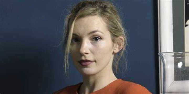 Who is actress Perdita Weeks from “Magnum P.I.”? Is she related to Honeysuckle Weeks? Her wiki, net worth, family, sister, husband